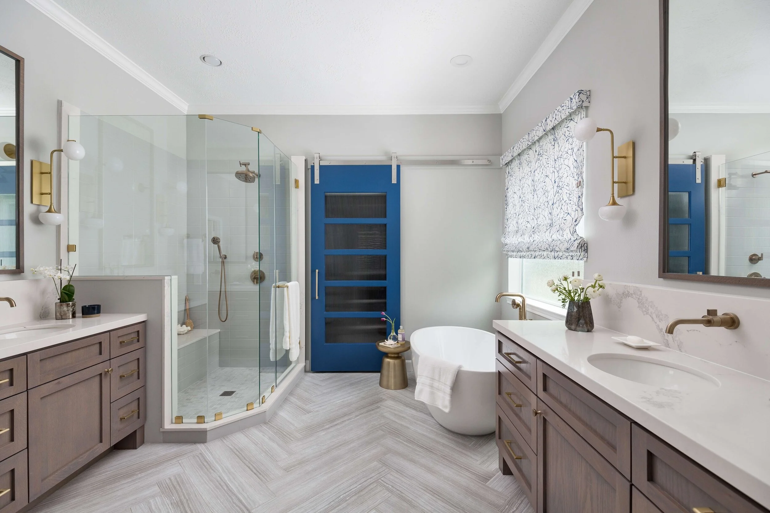 Master+bath+with+blue+barn+door Merovia Banyo Takımı - Görsel 1