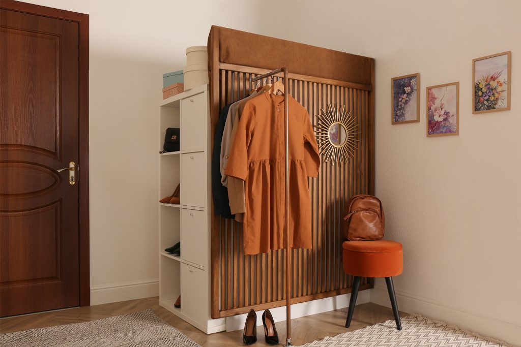 Modern-narrow-hallway-interior-with-stylish-furniture-and-clothes-rack-1024x683 Tervona Vestiyer Takımı - Görsel 1