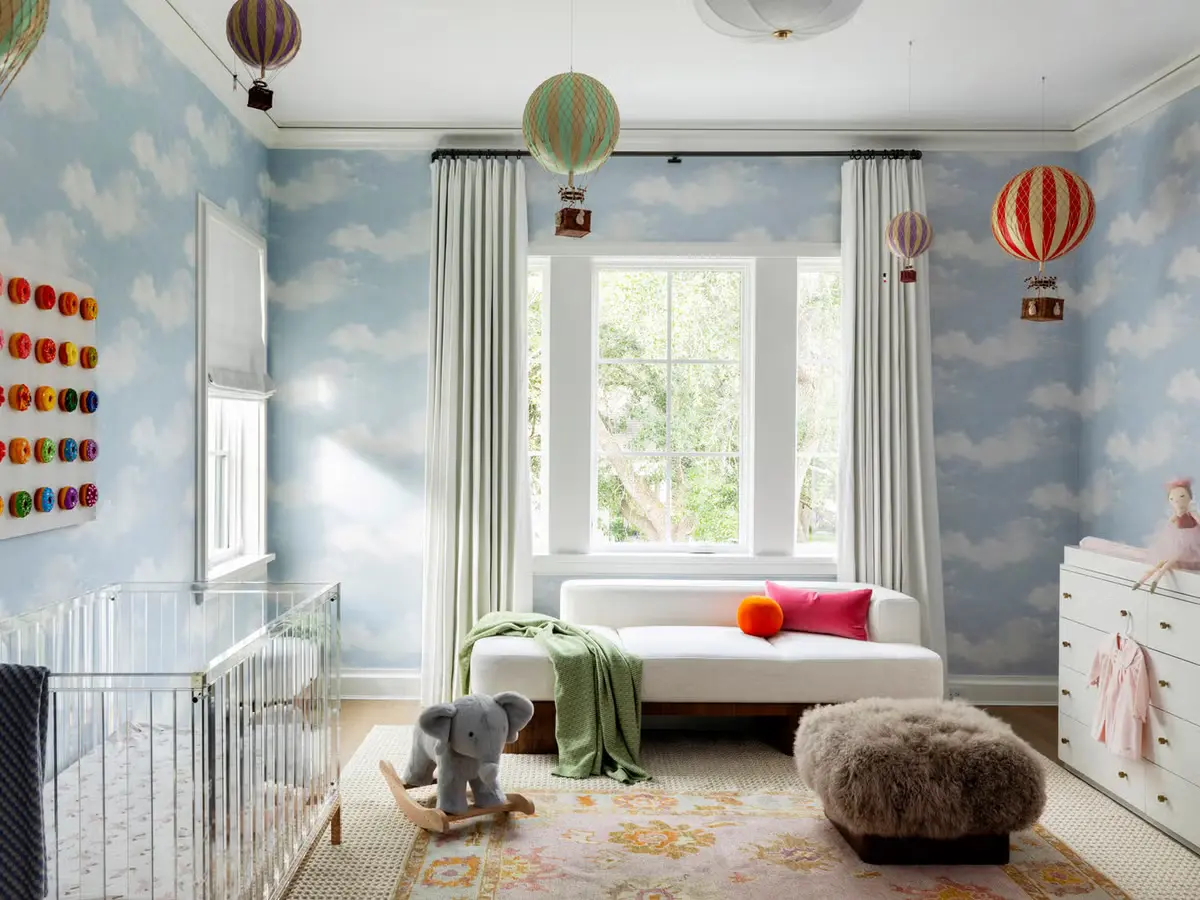 baby-room-marie-hbx090124marieflanigan-001-pc-julie-soefer-687e573b90230 Bulut Bahçesi Çocuk Odası Takımı - Görsel 1